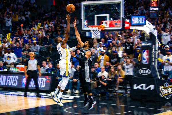 NBA总决赛现场激烈对抗